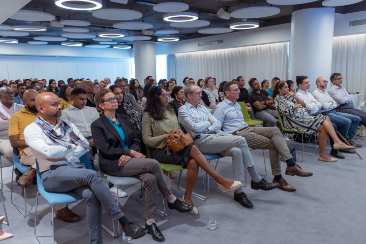 Photo de la salle pendant la convention avec les employés assis