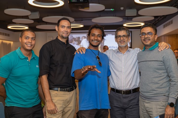 Jah avec quelques employés à la convention 2025