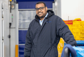 Pascal Lachinigadoo posant pour la caméra